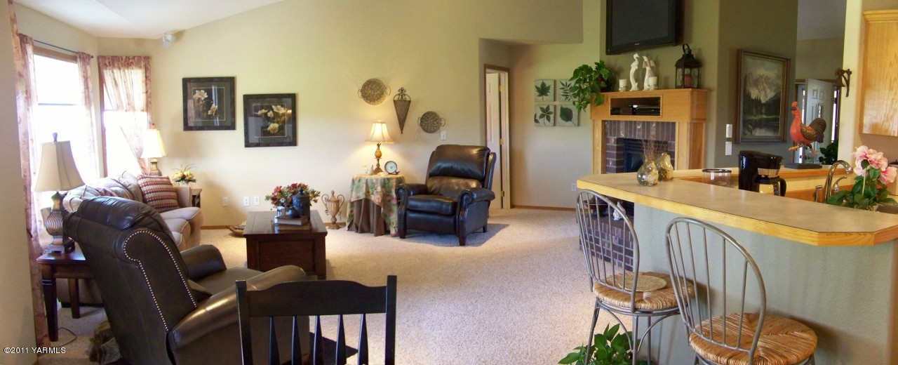 811 Red Tail Road Yakima, WA 98908 - Photo 12 of 35 a living room with furniture