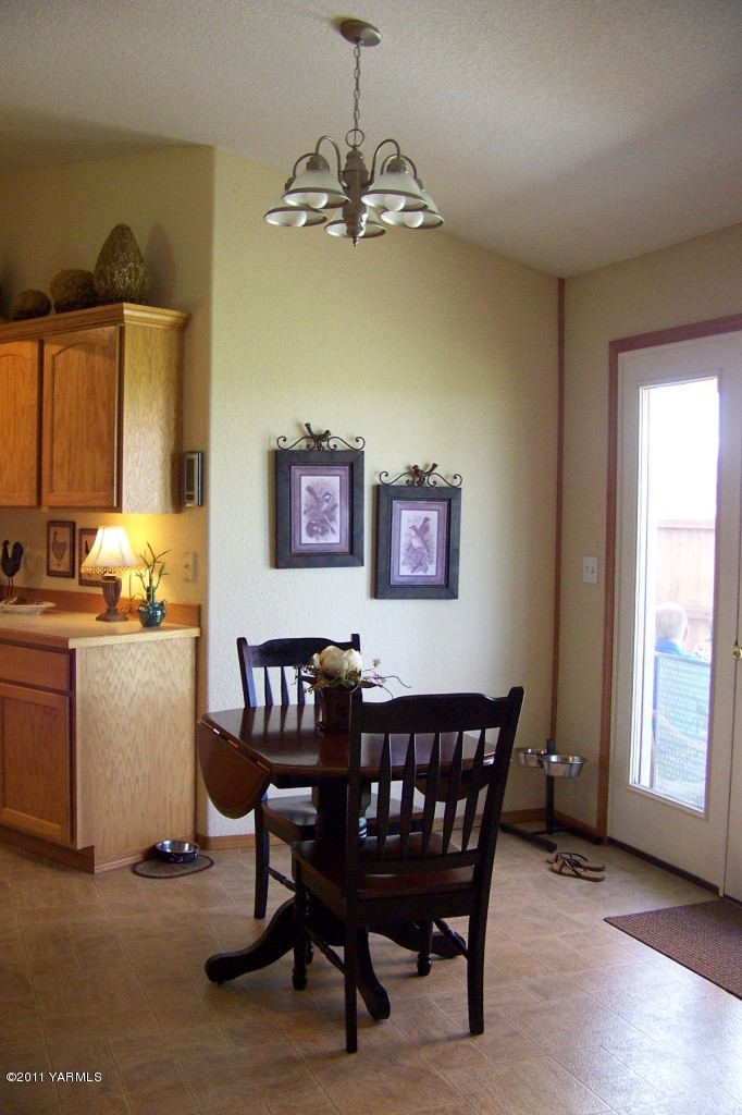 811 Red Tail Road Yakima, WA 98908 - Photo 16 of 35 a dining room with furniture and window