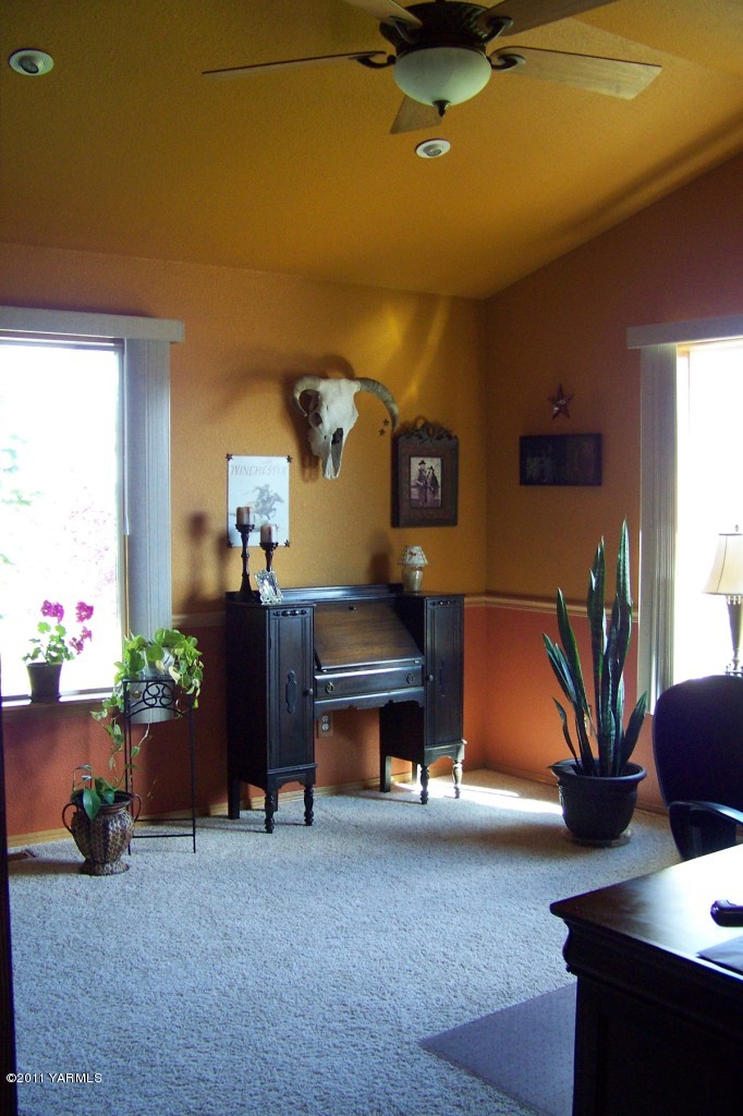 811 Red Tail Road Yakima, WA 98908 - Photo 17 of 35 a living room with furniture and a potted plant