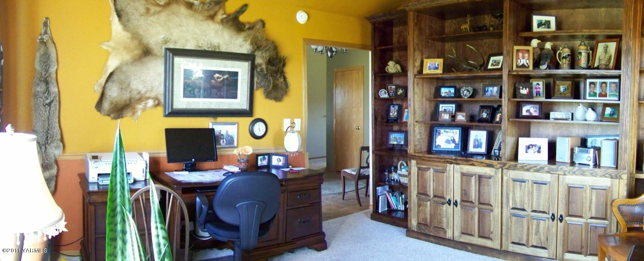 811 Red Tail Road Yakima, WA 98908 - Photo 18 of 35 a living room with furniture and a book shelf