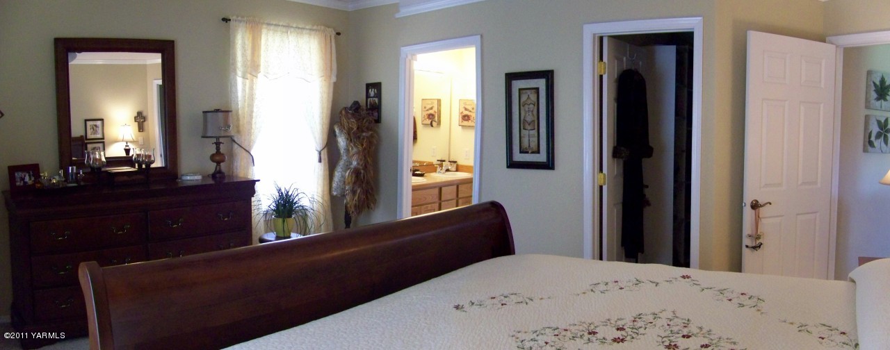 811 Red Tail Road Yakima, WA 98908 - Photo 20 of 35 a bedroom with a bed and a dresser