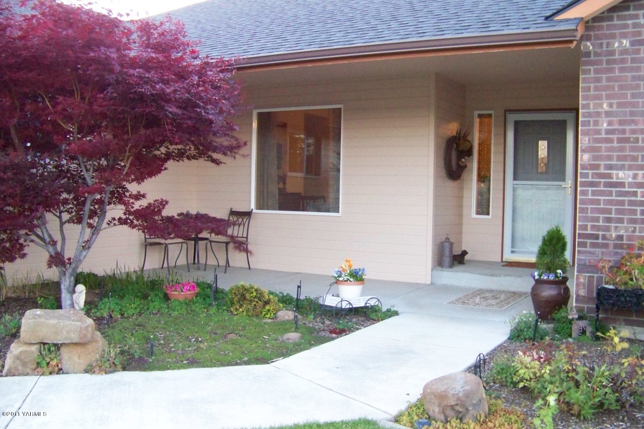 811 Red Tail Road Yakima, WA 98908 - Photo 3 of 35 a front view of a house with garden