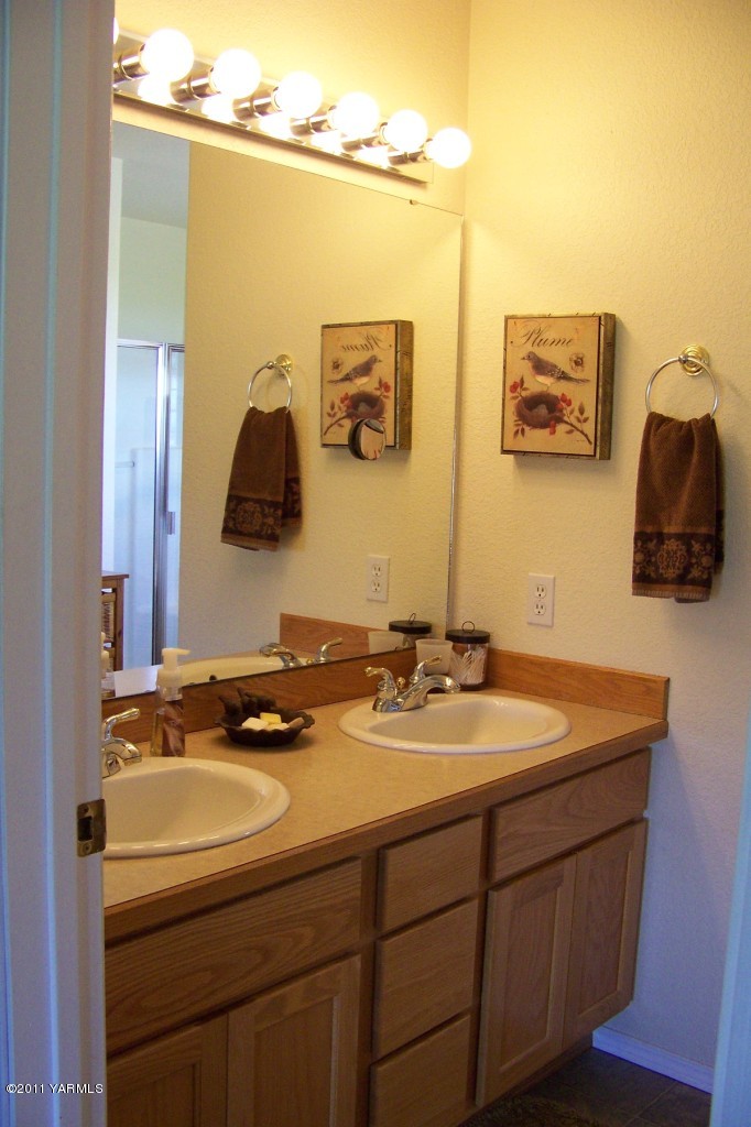 811 Red Tail Road Yakima, WA 98908 - Photo 21 of 35 a bathroom with a sink and a mirror