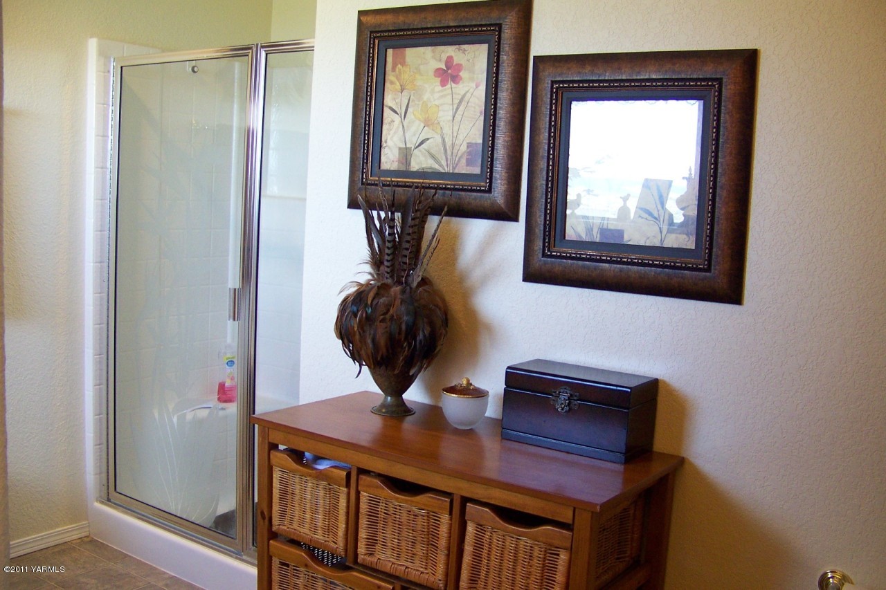 811 Red Tail Road Yakima, WA 98908 - Photo 22 of 35 a view of hallway with elevator