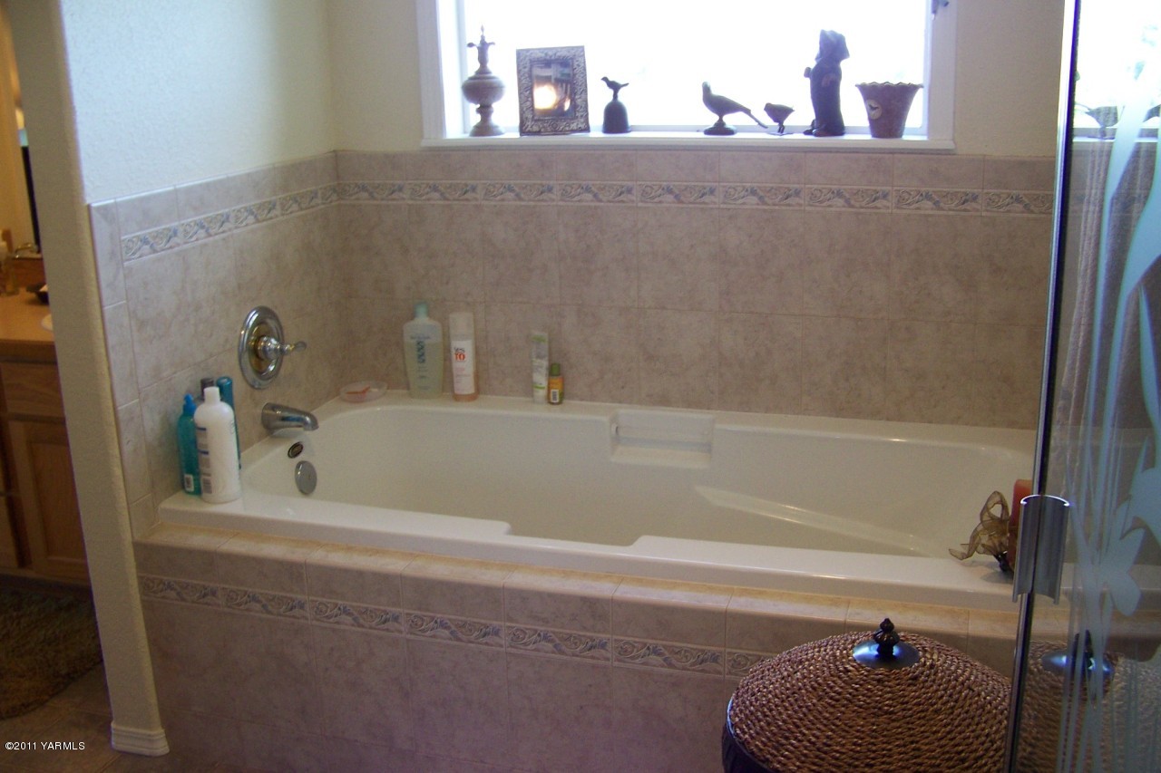 811 Red Tail Road Yakima, WA 98908 - Photo 23 of 35 a bathroom with a tub