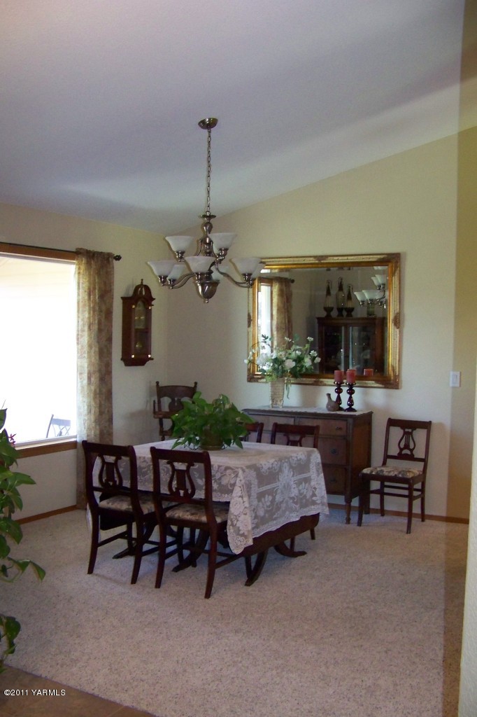 811 Red Tail Road Yakima, WA 98908 - Photo 24 of 35 a living room with furniture and a table