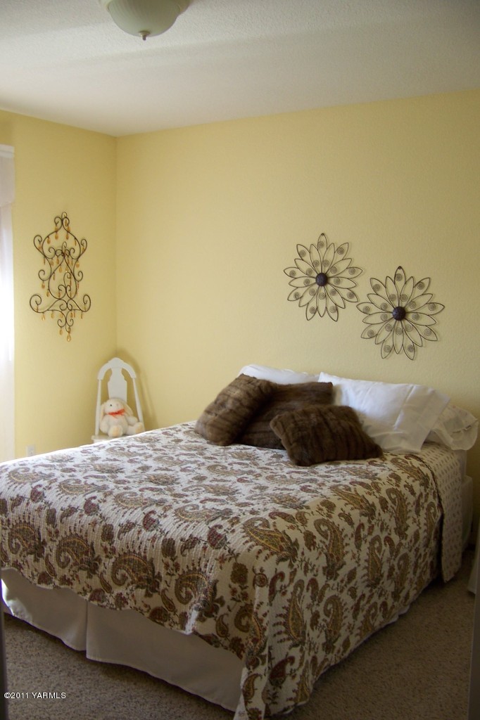 811 Red Tail Road Yakima, WA 98908 - Photo 25 of 35 a bedroom with a bed and wall painting