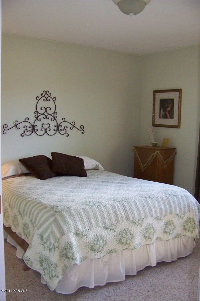 811 Red Tail Road Yakima, WA 98908 - Photo 26 of 35 a bedroom with a bed and painting on the wall