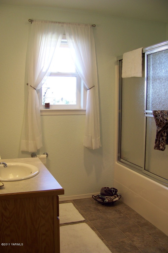 811 Red Tail Road Yakima, WA 98908 - Photo 28 of 35 a bathroom with a sink and a window