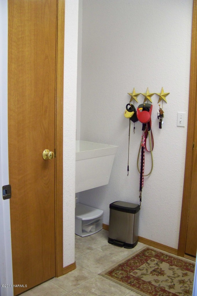 811 Red Tail Road Yakima, WA 98908 - Photo 29 of 35 a bathroom with a shower