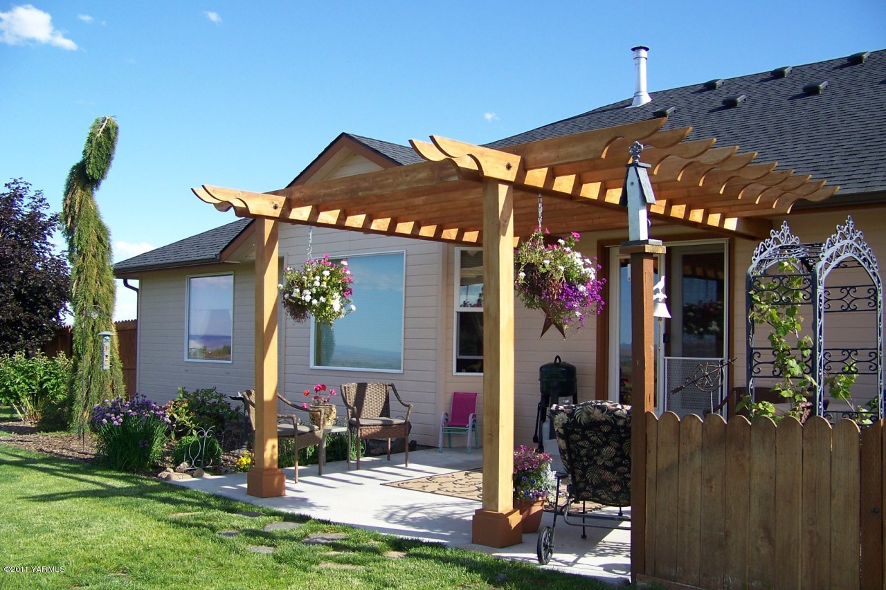 811 Red Tail Road Yakima, WA 98908 - Photo 30 of 35 front view of a house with a yard