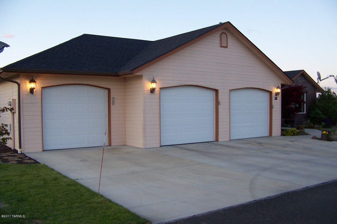 811 Red Tail Road Yakima, WA 98908 - Photo 4 of 35 a front view of house with garage