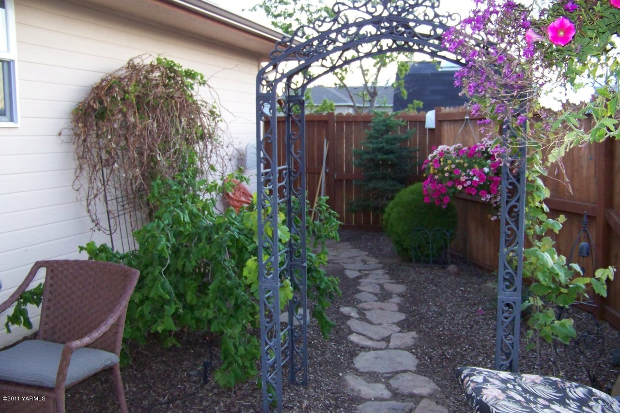 811 Red Tail Road Yakima, WA 98908 - Photo 32 of 35 a view of a backyard with a garden