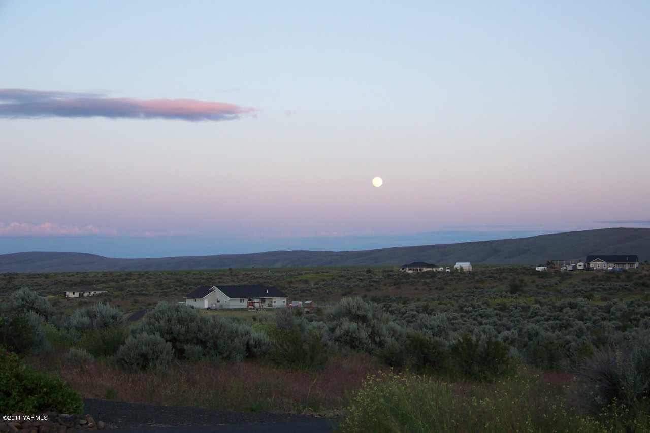 811 Red Tail Road Yakima, WA 98908 - Photo 33 of 35 a view of city and mountain