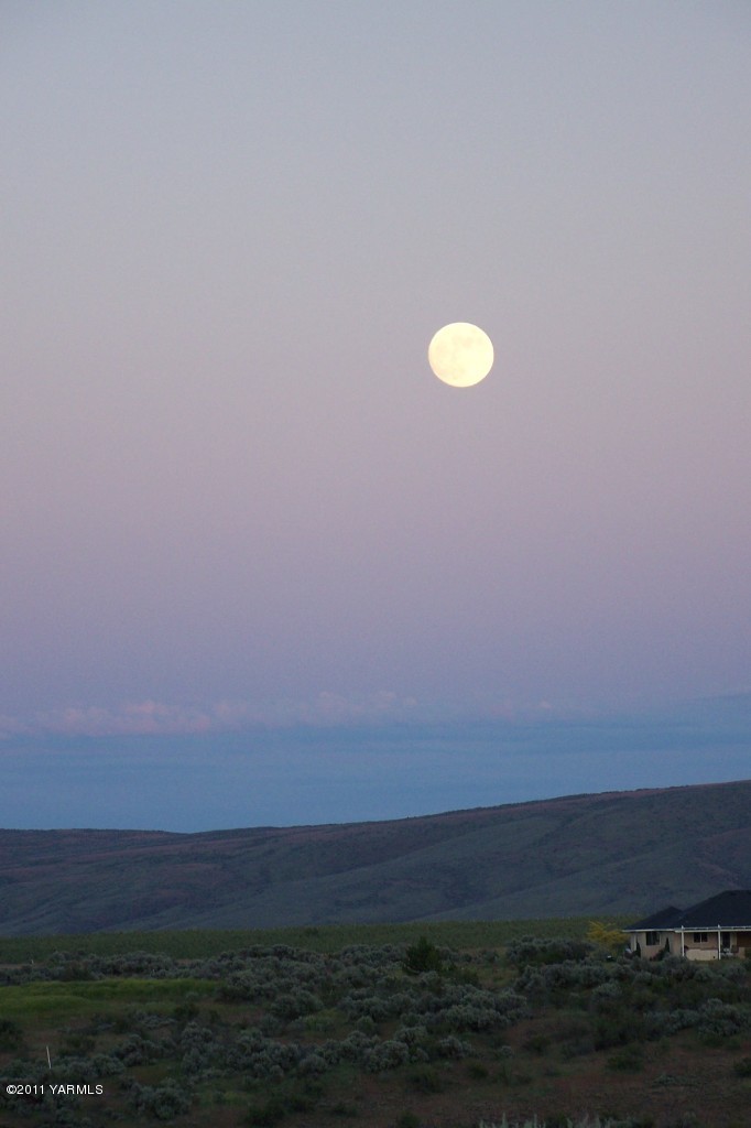 811 Red Tail Road Yakima, WA 98908 - Photo 34 of 35 a view of ocean and sunset