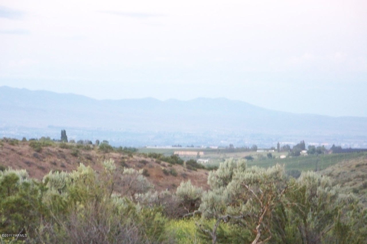 811 Red Tail Road Yakima, WA 98908 - Photo 35 of 35 a view of a city