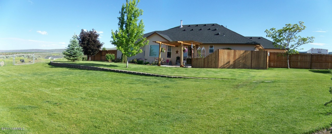 811 Red Tail Road Yakima, WA 98908 - Photo 5 of 35 a front view of a house with a yard