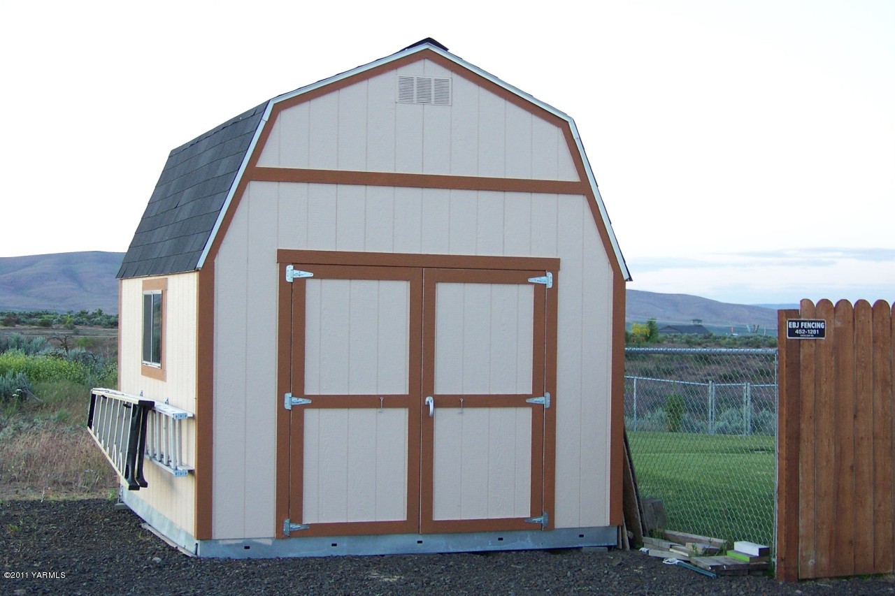 811 Red Tail Road Yakima, WA 98908 - Photo 6 of 35 a front view of a house with balcony