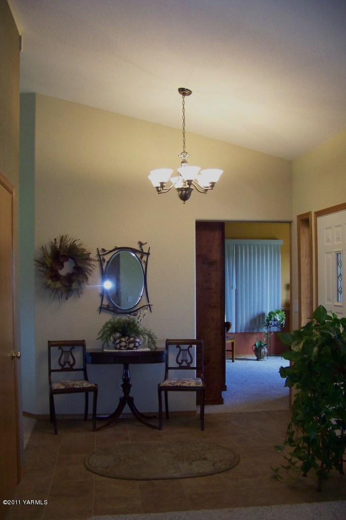 811 Red Tail Road Yakima, WA 98908 - Photo 7 of 35 a living room with furniture and wooden floor
