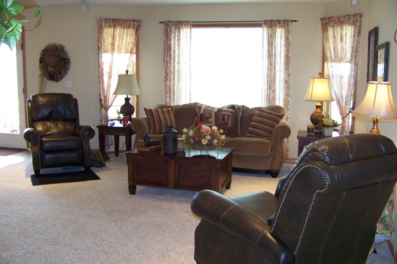 811 Red Tail Road Yakima, WA 98908 - Photo 8 of 35 a living room with furniture and a window