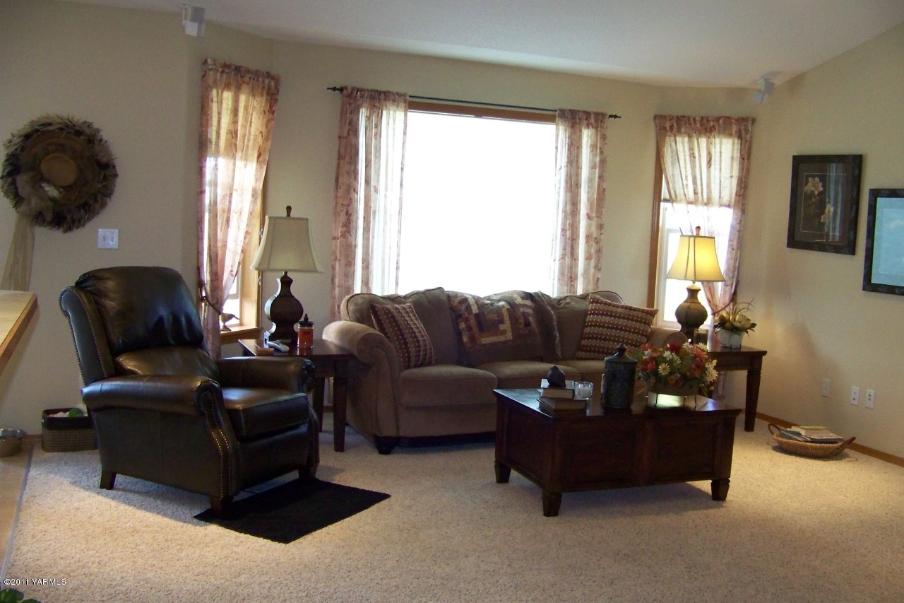 811 Red Tail Road Yakima, WA 98908 - Photo 9 of 35 a living room with furniture and a window