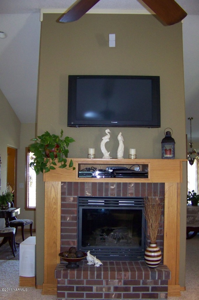 811 Red Tail Road Yakima, WA 98908 - Photo 10 of 35 a fireplace with wooden floor