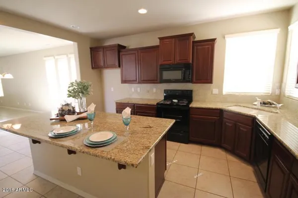 $2,150 | 5627 West Huntington Drive, Laveen, AZ 85339