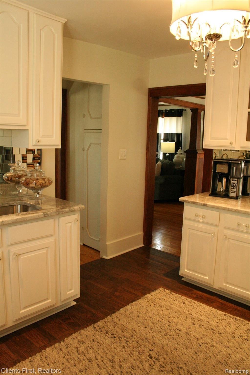 35205 Chestnut Street Wayne, MI 48184 - Photo 5 of 55 IMG_7502.JPG