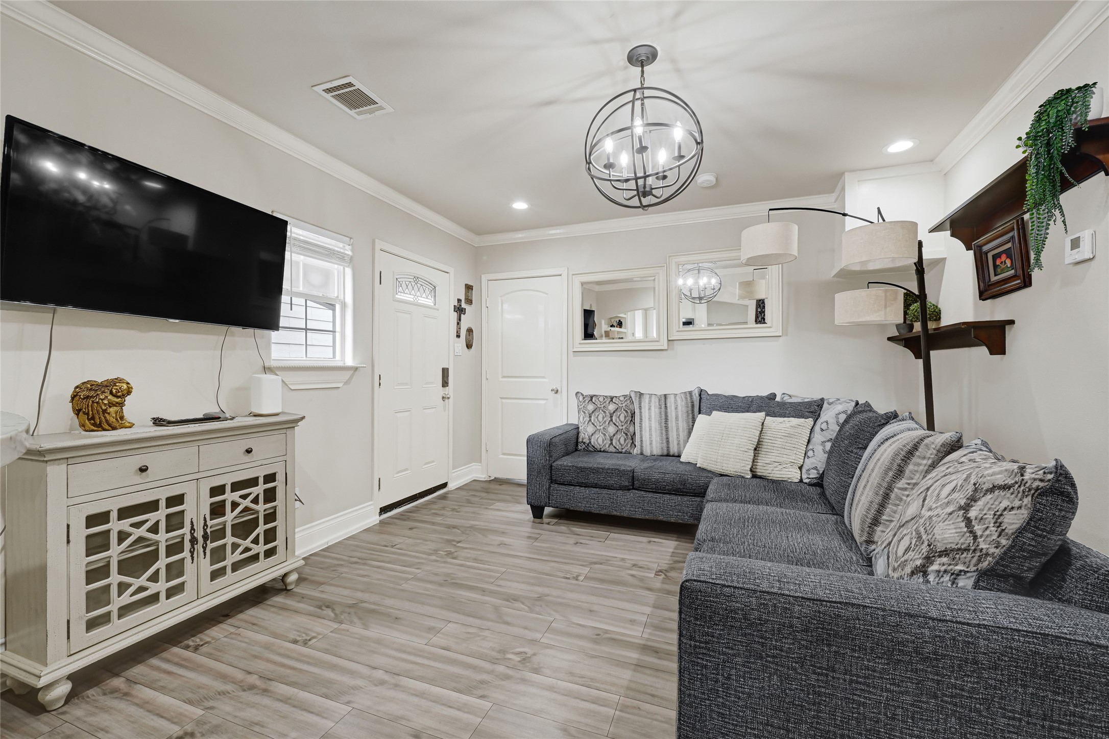 2809 Tooke Street Houston, TX 77023 - Photo 28 of 50 a living room with furniture and a flat screen tv