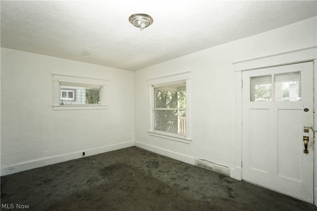 3443 Sheridan Road Youngstown, OH 44502 - Photo 4 of 24 Entrance foyer