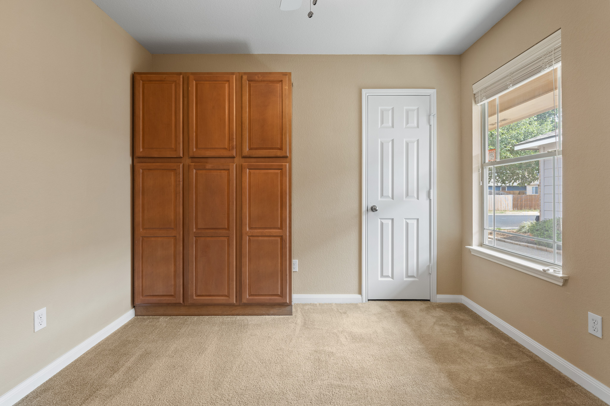 11400 Ashbrook Drive Manchaca, TX 78652 - Photo 19 of 32 an empty room with windows