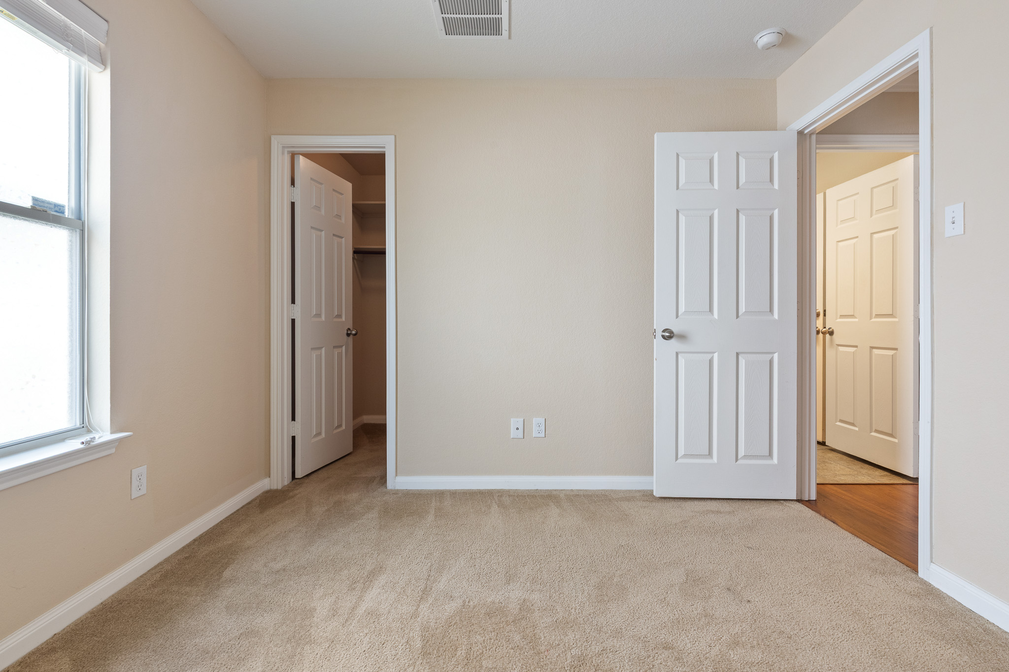 11400 Ashbrook Drive Manchaca, TX 78652 - Photo 25 of 32 an empty room with windows and closet