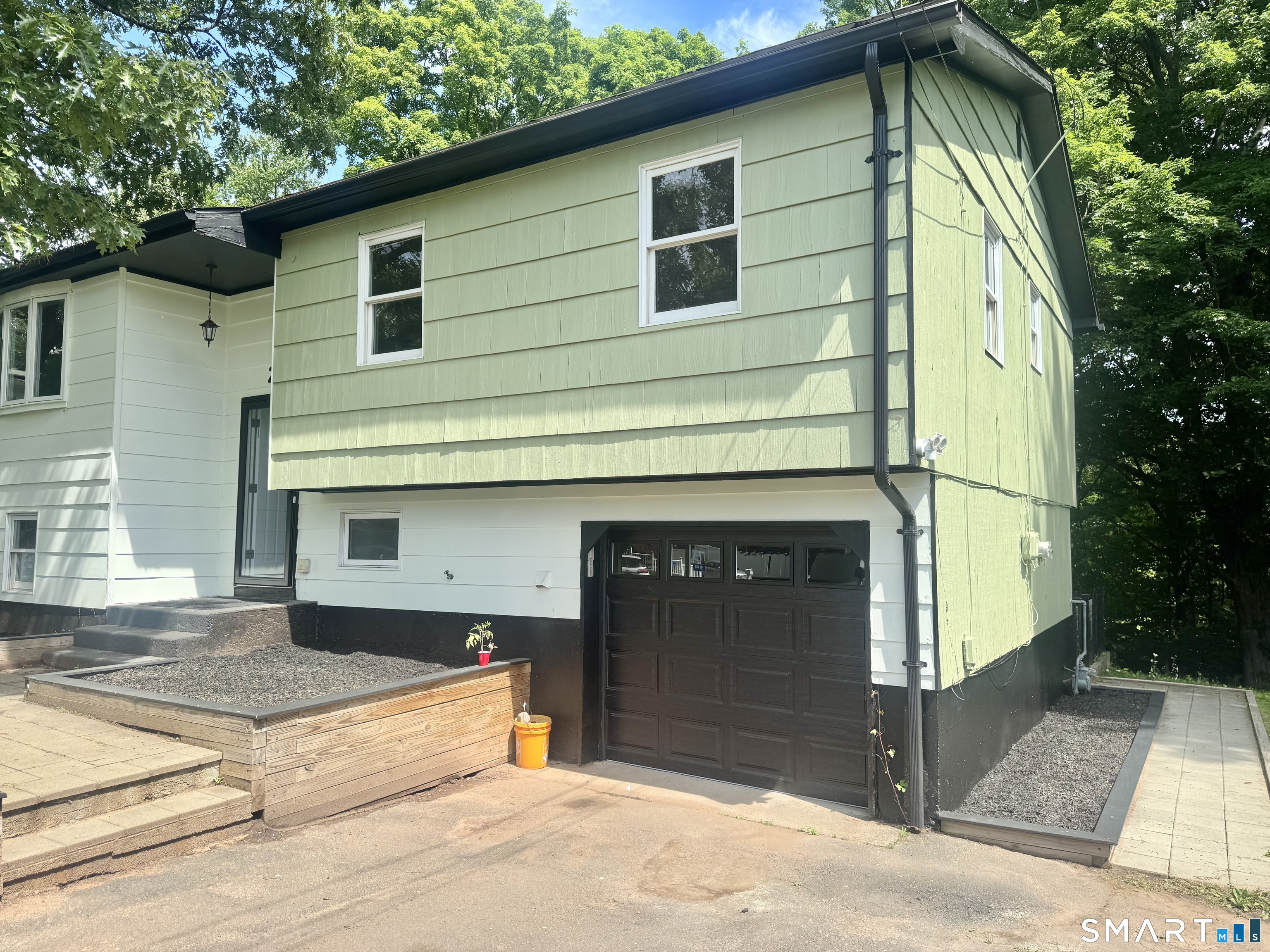 2 Heather Road Hamden, CT 06518 - Photo 3 of 36