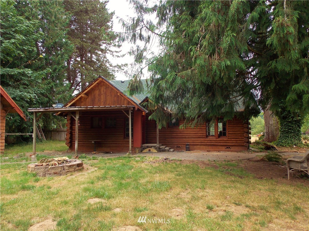 365 Chilvers Road Chehalis, WA 98532 - Photo 2 of 20 a backyard of a house with table and chairs