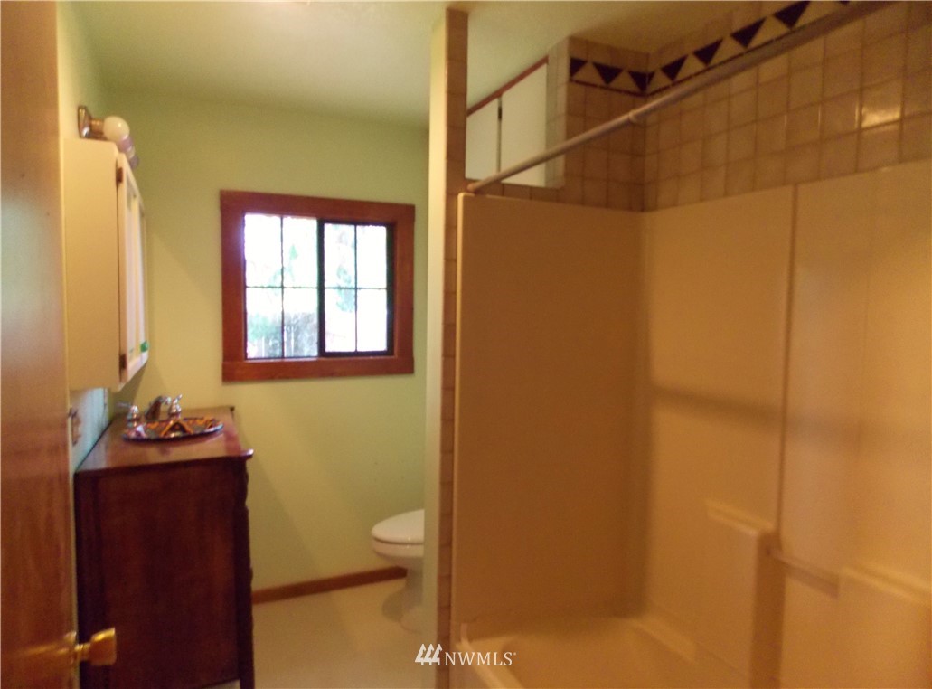 365 Chilvers Road Chehalis, WA 98532 - Photo 11 of 20 a bathroom with a sink toilet and shower