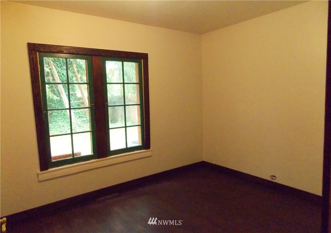 365 Chilvers Road Chehalis, WA 98532 - Photo 12 of 20 an empty room with a window