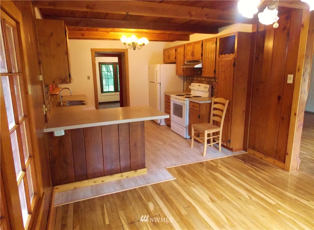 365 Chilvers Road Chehalis, WA 98532 - Photo 7 of 20 a room with wooden floor and furniture