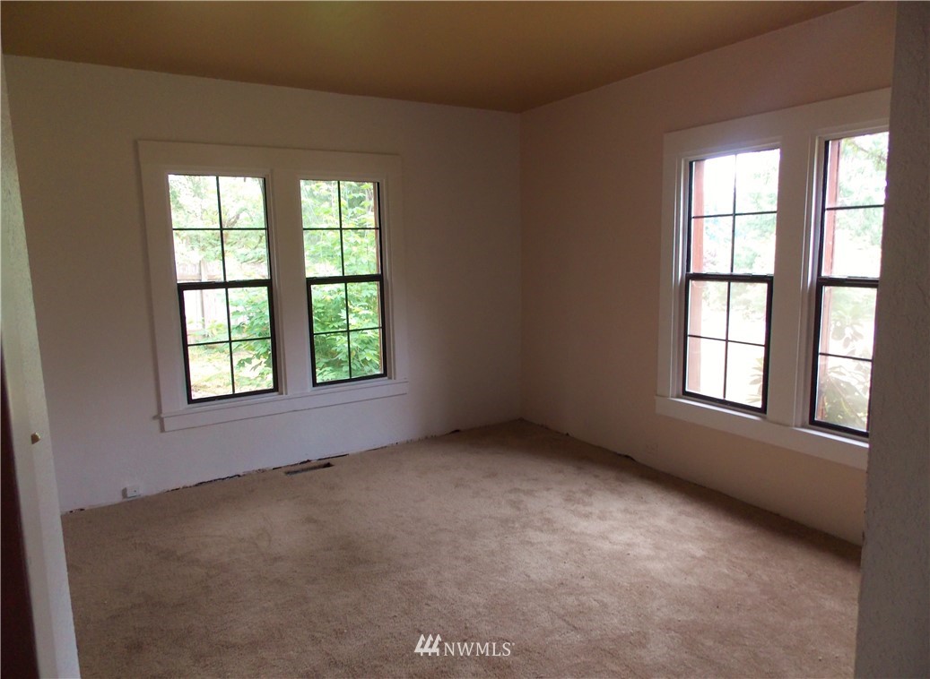 365 Chilvers Road Chehalis, WA 98532 - Photo 10 of 20 an empty room with a window