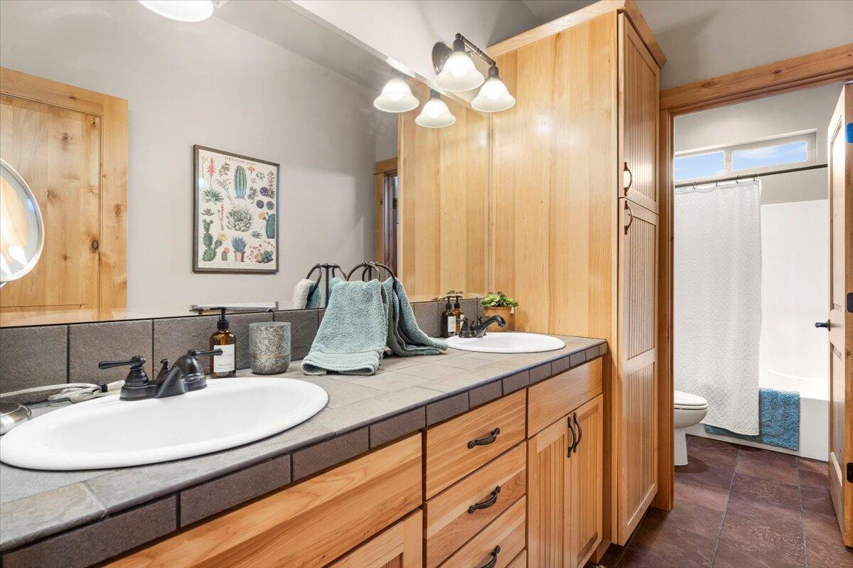 941 Southwest Vantage Point Way Bend, OR 97702 - Photo 21 of 52 07-Guest Bath