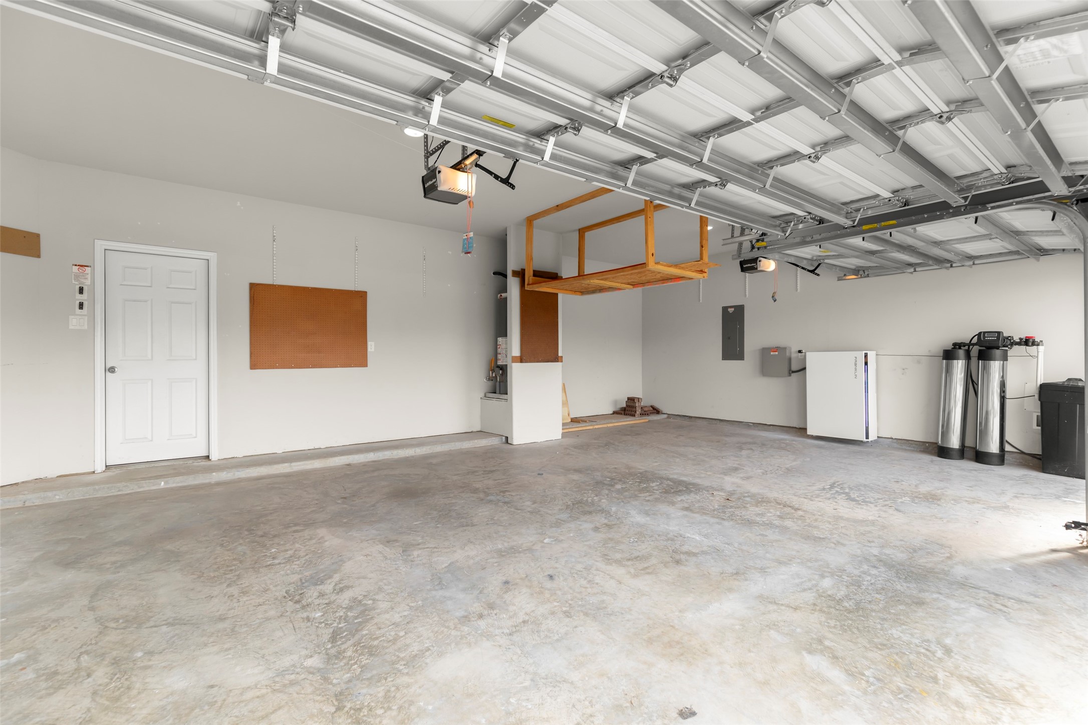 1333 Red Hills Drive Rosharon, TX 77583 - Photo 17 of 29 a view of a garage