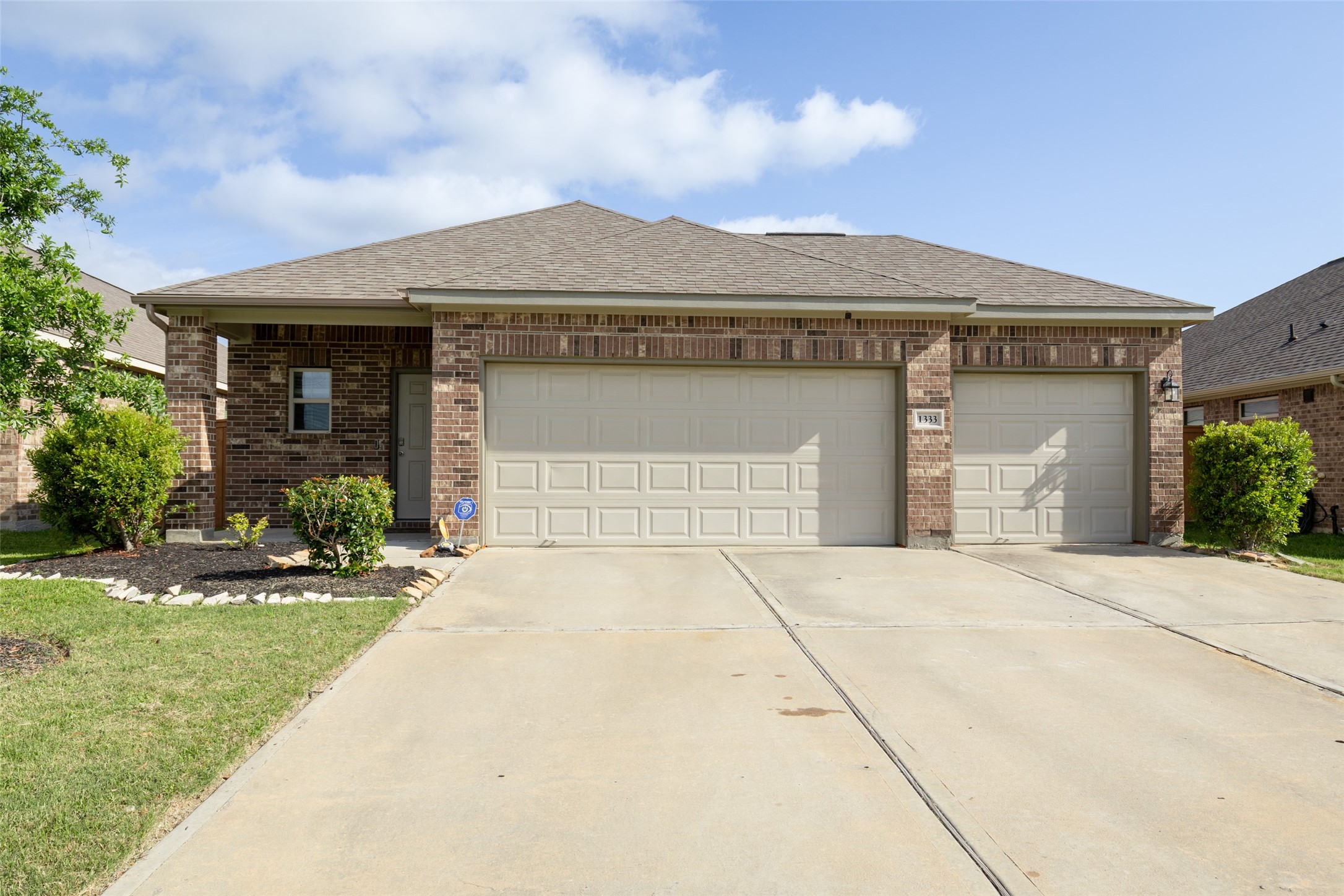 1333 Red Hills Drive Rosharon, TX 77583 - Photo 3 of 29 front view of a house with a yard