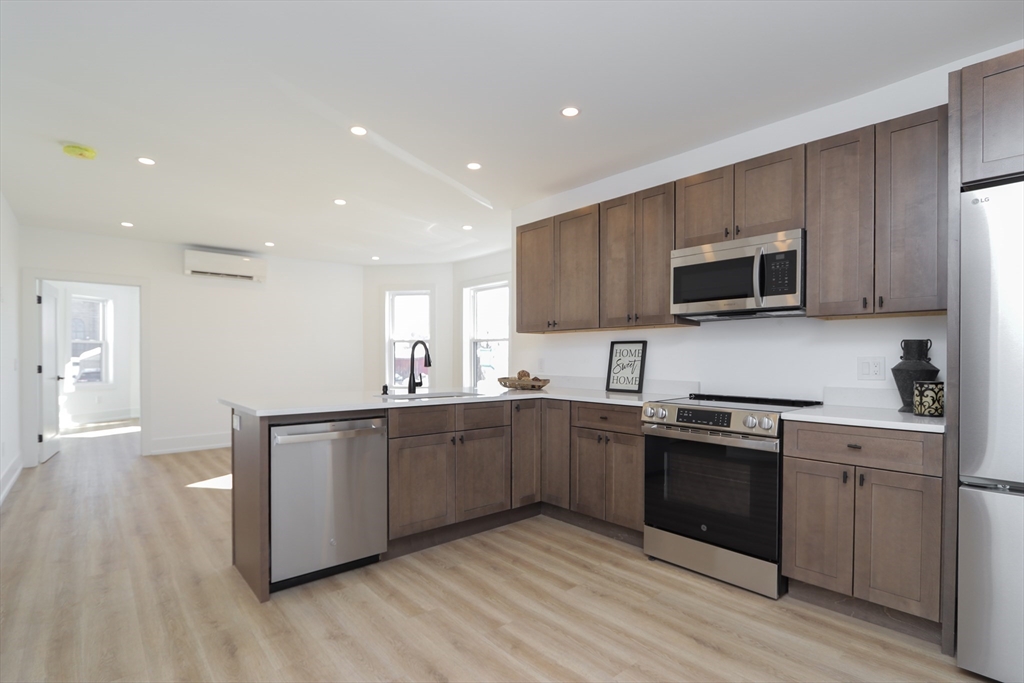 20 Cottage Street West Springfield, MA 01089 - Photo 4 of 42