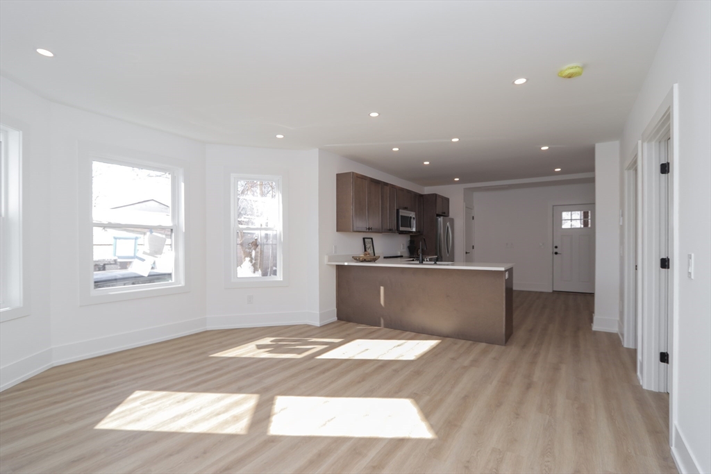 20 Cottage Street West Springfield, MA 01089 - Photo 8 of 42