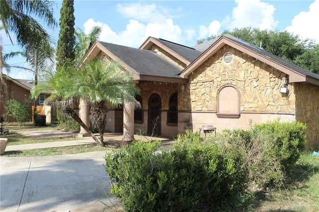 a view of entryway with garden