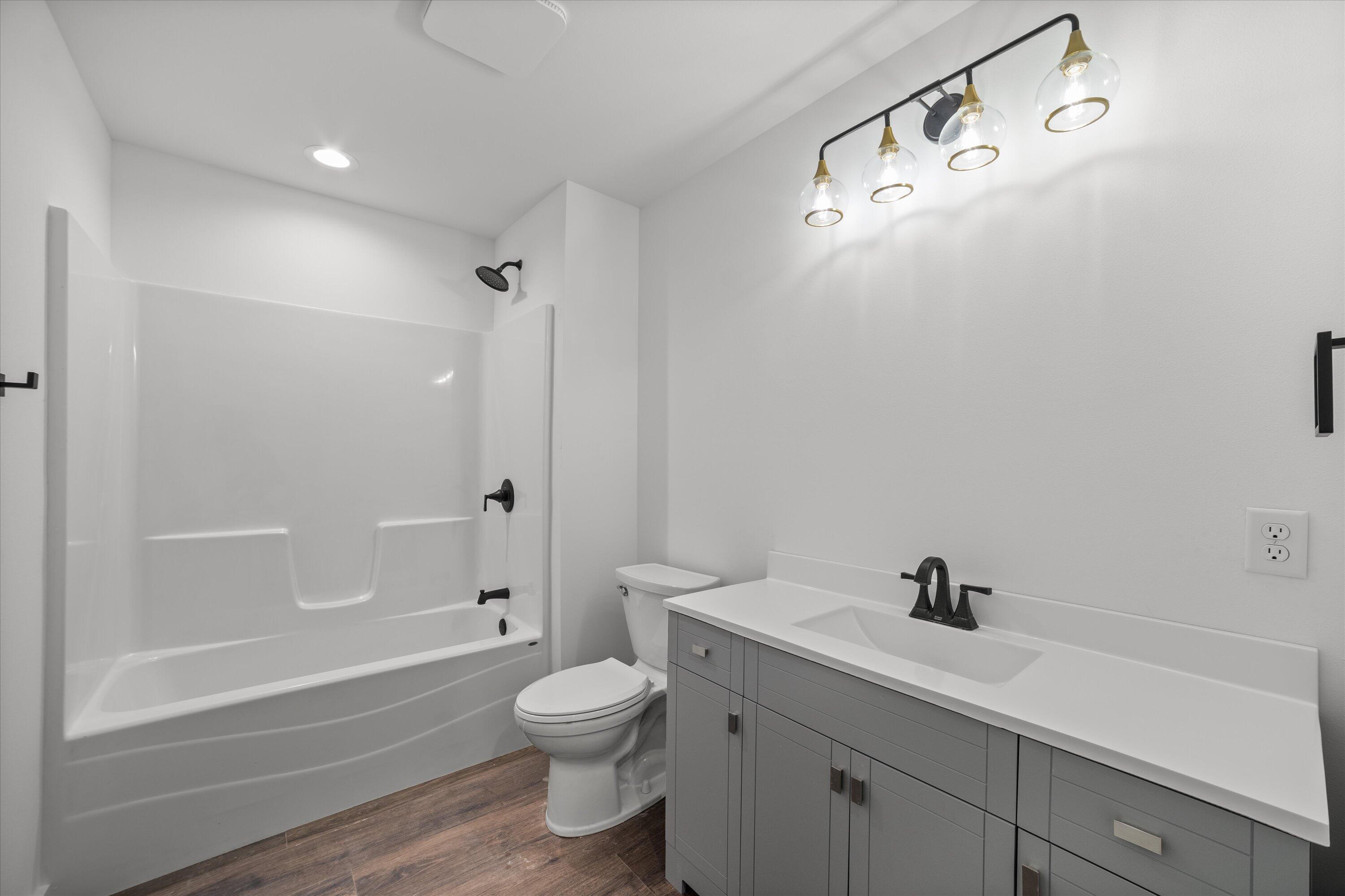 114 Dean Road Belgium, WI 53004 - Photo 16 of 33 Main Bath