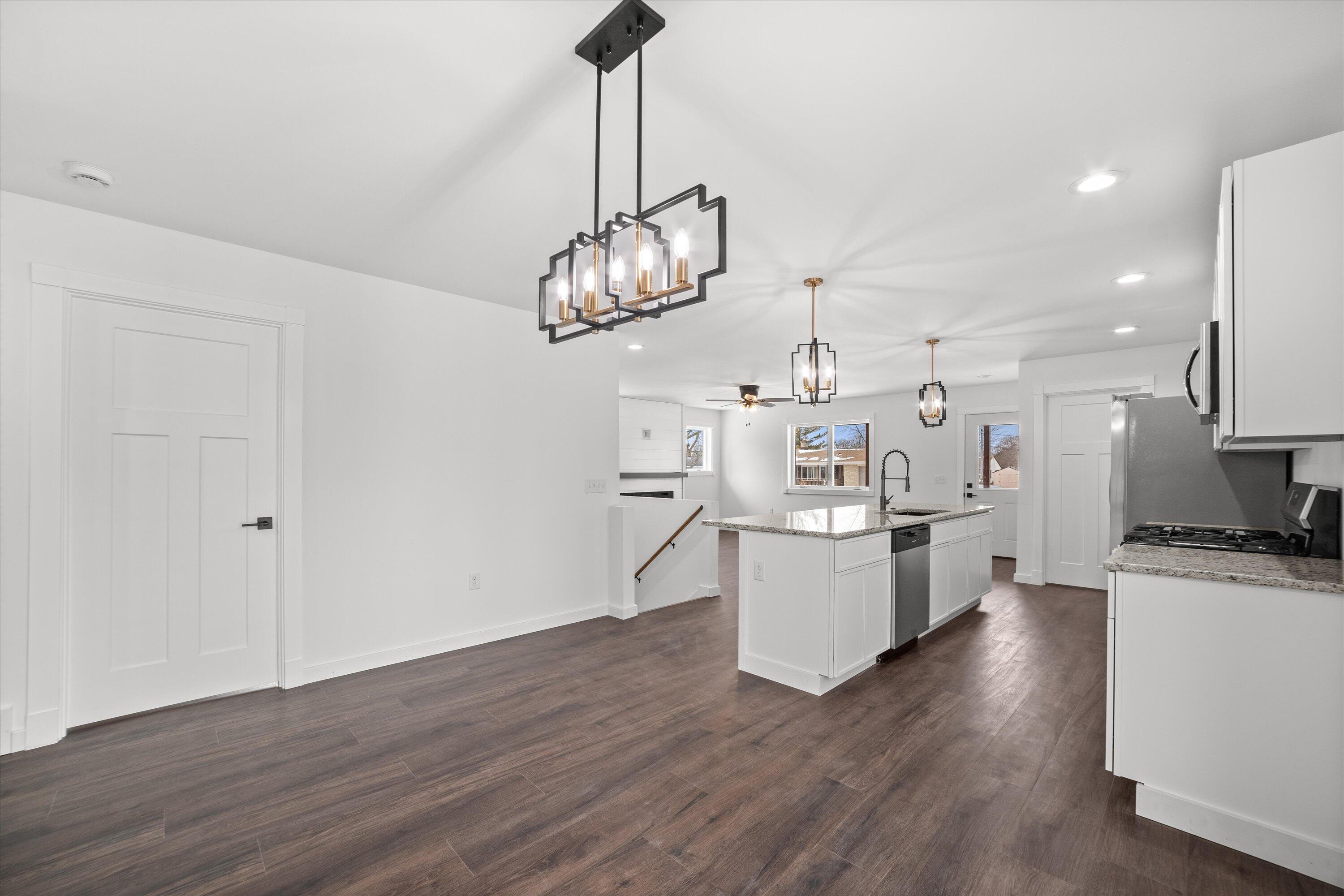 114 Dean Road Belgium, WI 53004 - Photo 9 of 33 Dining room 2