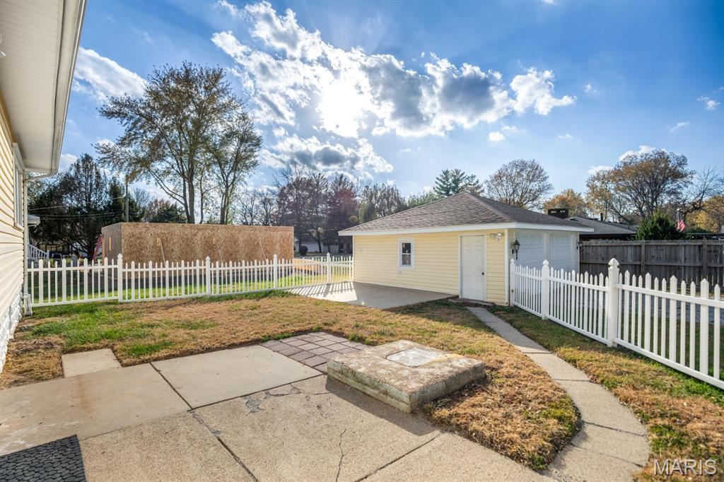 305 South Hackman Street Staunton, IL 62088 - Photo 4 of 29