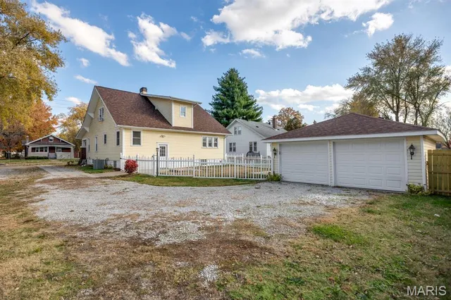 $179,000 | 305 South Hackman Street, Staunton, IL 62088
