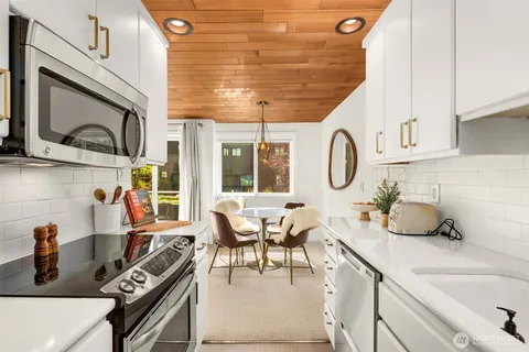 $624,998 | 733 Lake Street South, Unit 101, Kirkland, WA 98033