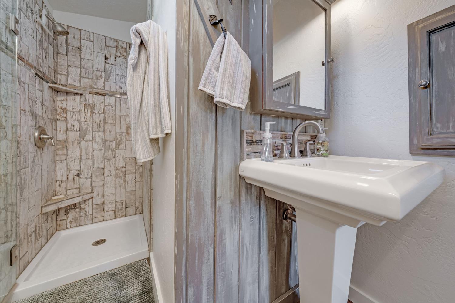 3217 Pleasant Valley Road Placerville, CA 95667 - Photo 40 of 69 Upstairs bath